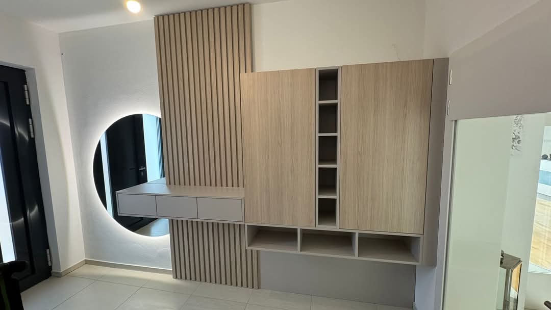 Flurmöblierung mit Stauraum und gestalterischer Wandstruktur – maßgefertigt Garderobenmöbel mit Hängeschrank, offenen Fächern und Lamellenverkleidung