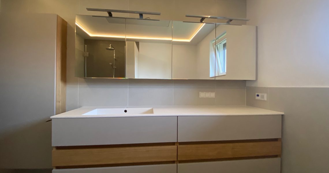 Badezimmermöbel mit Spiegelkasten, Unterschrank und LED-Deckenlicht