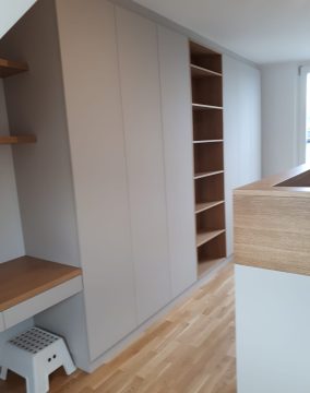 Einbauschrankwand mit offenen Regalfächern in Holz und grifflosen Fronten