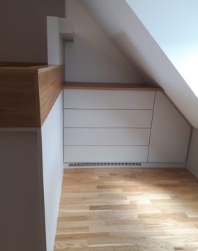 Maßgefertigte Kommode unter Dachschräge mit weißer Front und Holzabdeckung