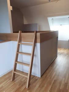 Podestbett mit Holzleiter, weißer Verkleidung und Massivholzrahmen