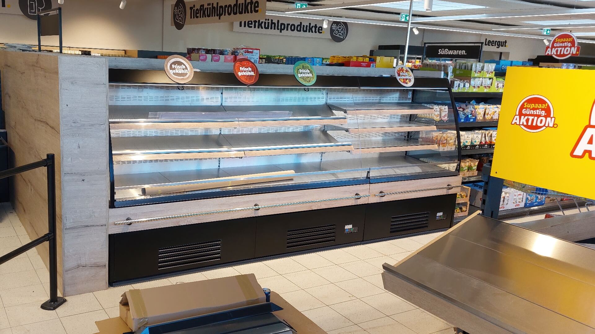 Kühlregal mit seitlicher Holzverkleidung in Eichenoptik