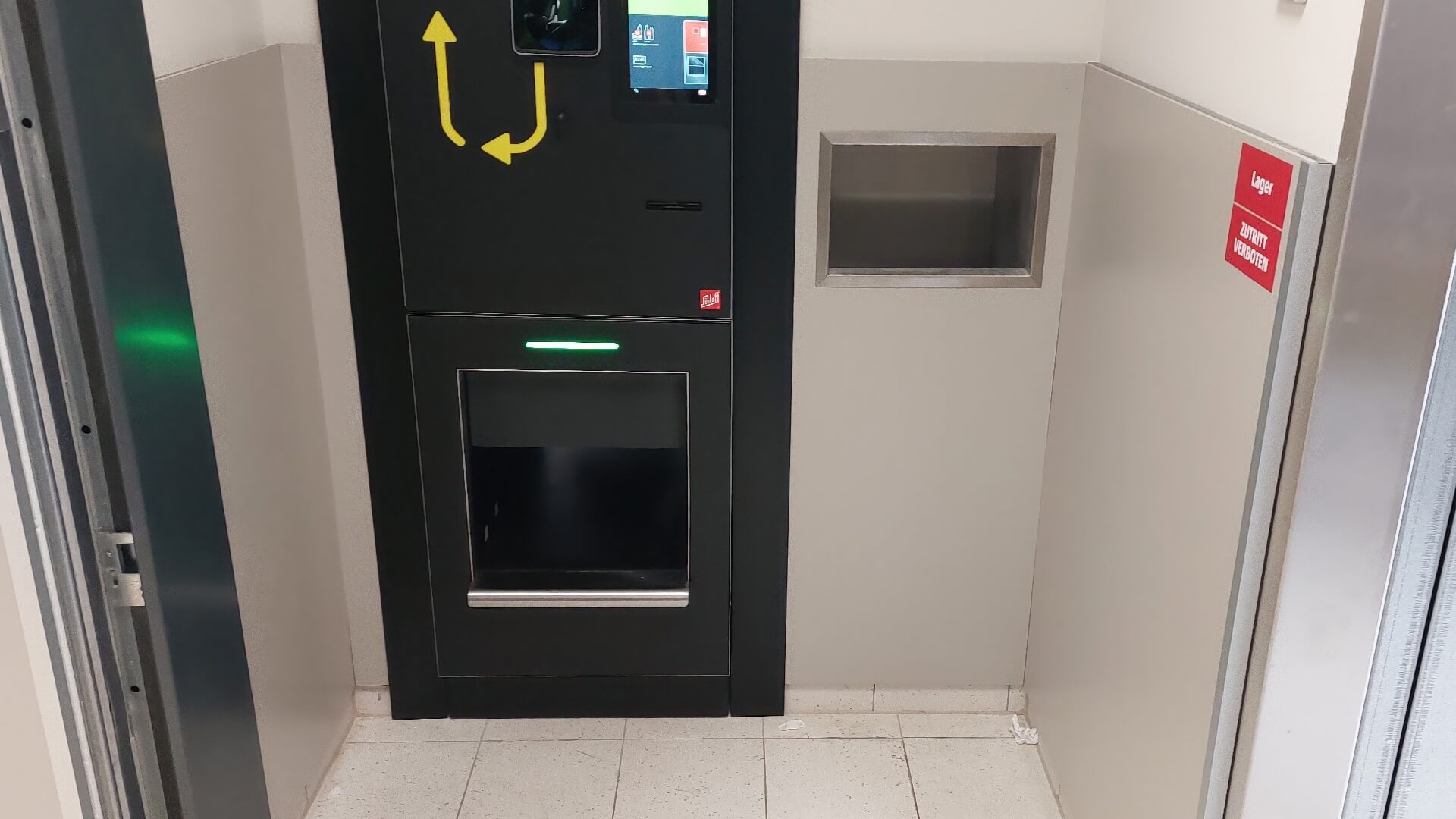 Rücknahmeautomat mit integrierter Wandverkleidung und Einwurföffnung