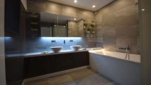 Badewanne mit integriertem Licht und Wandarmaturen