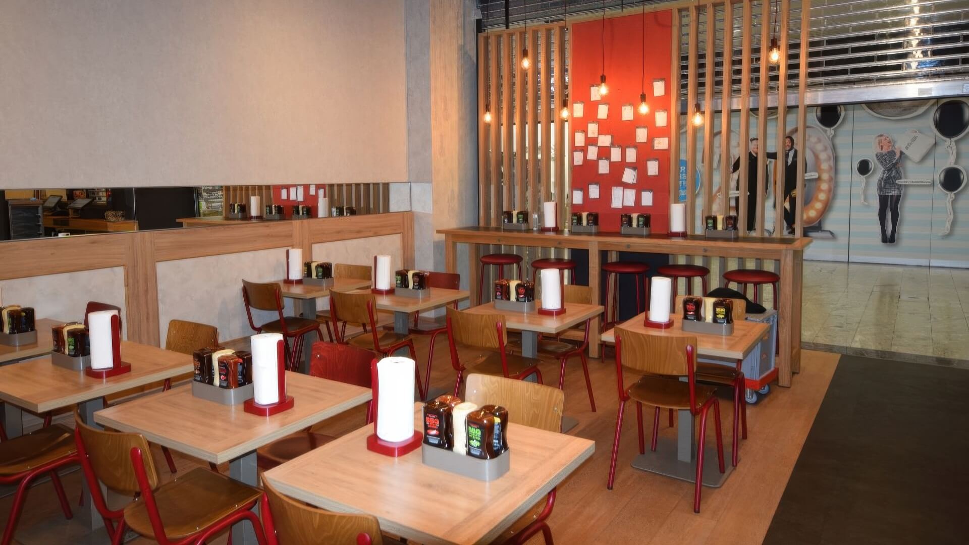 Restaurantbereich mit mehreren Einzeltischen und Raumteiler