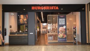 Außenansicht des Burgerista Lokals mit Sicht auf Einrichtung