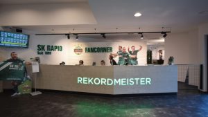 Theke im Fancorner mit hinterleuchtetem Schriftzug „REKORDMEISTER“