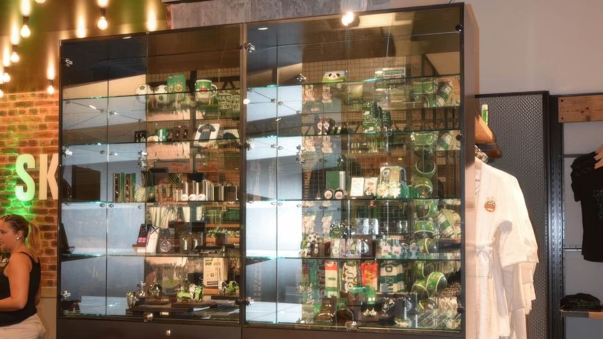 Glaskasten mit Fanartikeln und Metallstruktur