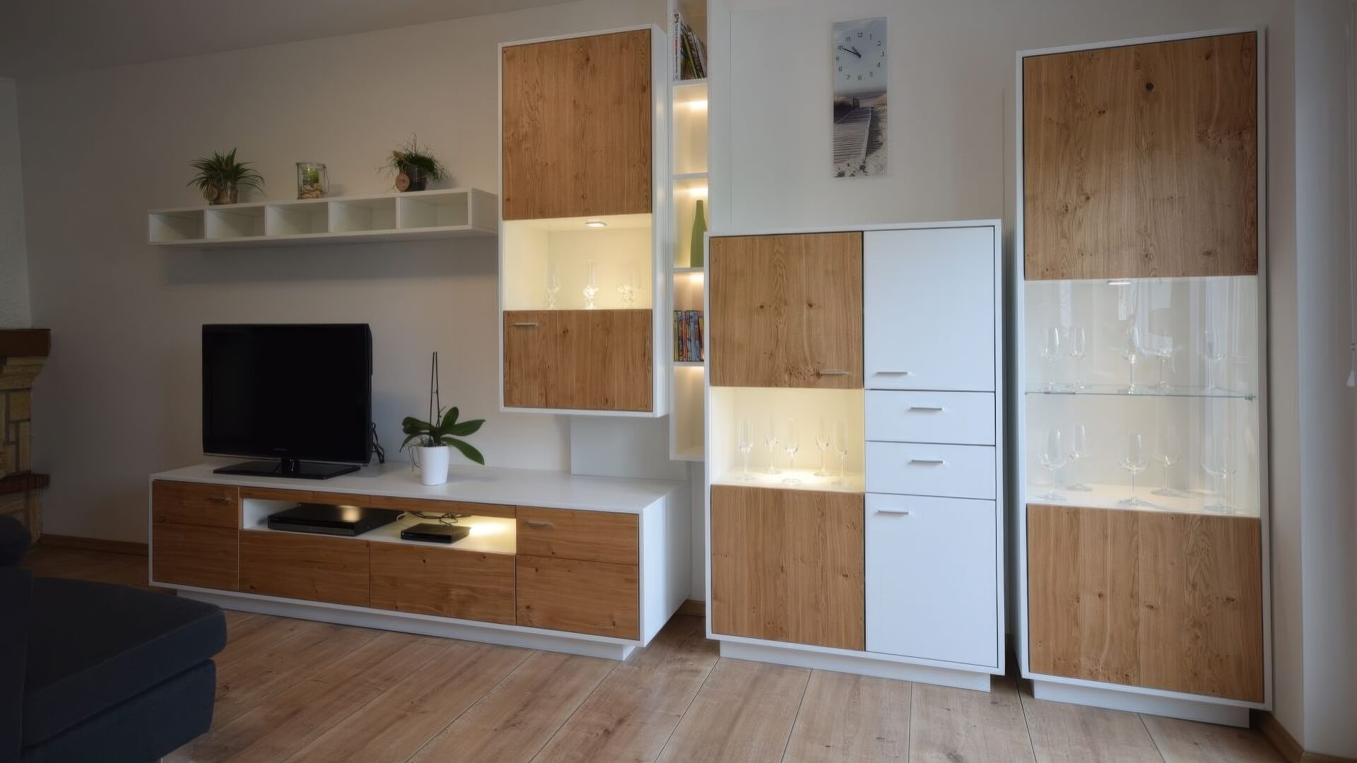 Kombination aus Hängeschränken, Sideboard und Vitrine mit Glas und Eiche