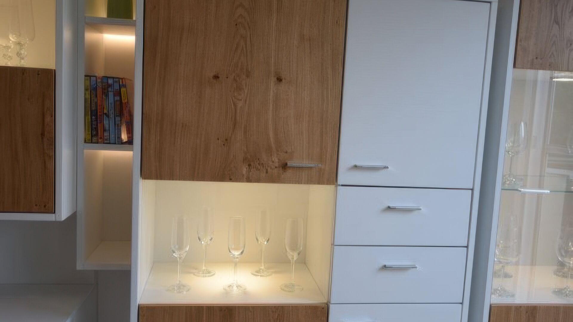 Vitrinenschrank mit LED-Beleuchtung und offenen Regalnischen