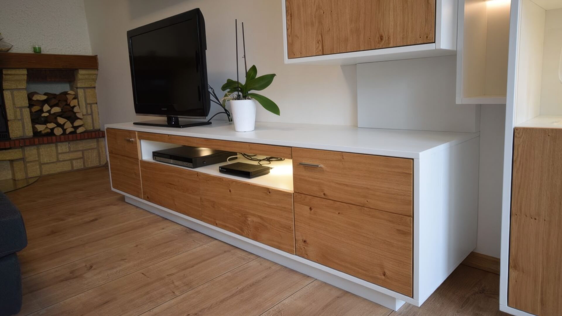 TV-Sideboard mit weißen Rahmen, Eichenfronten und offenen Technikfächern