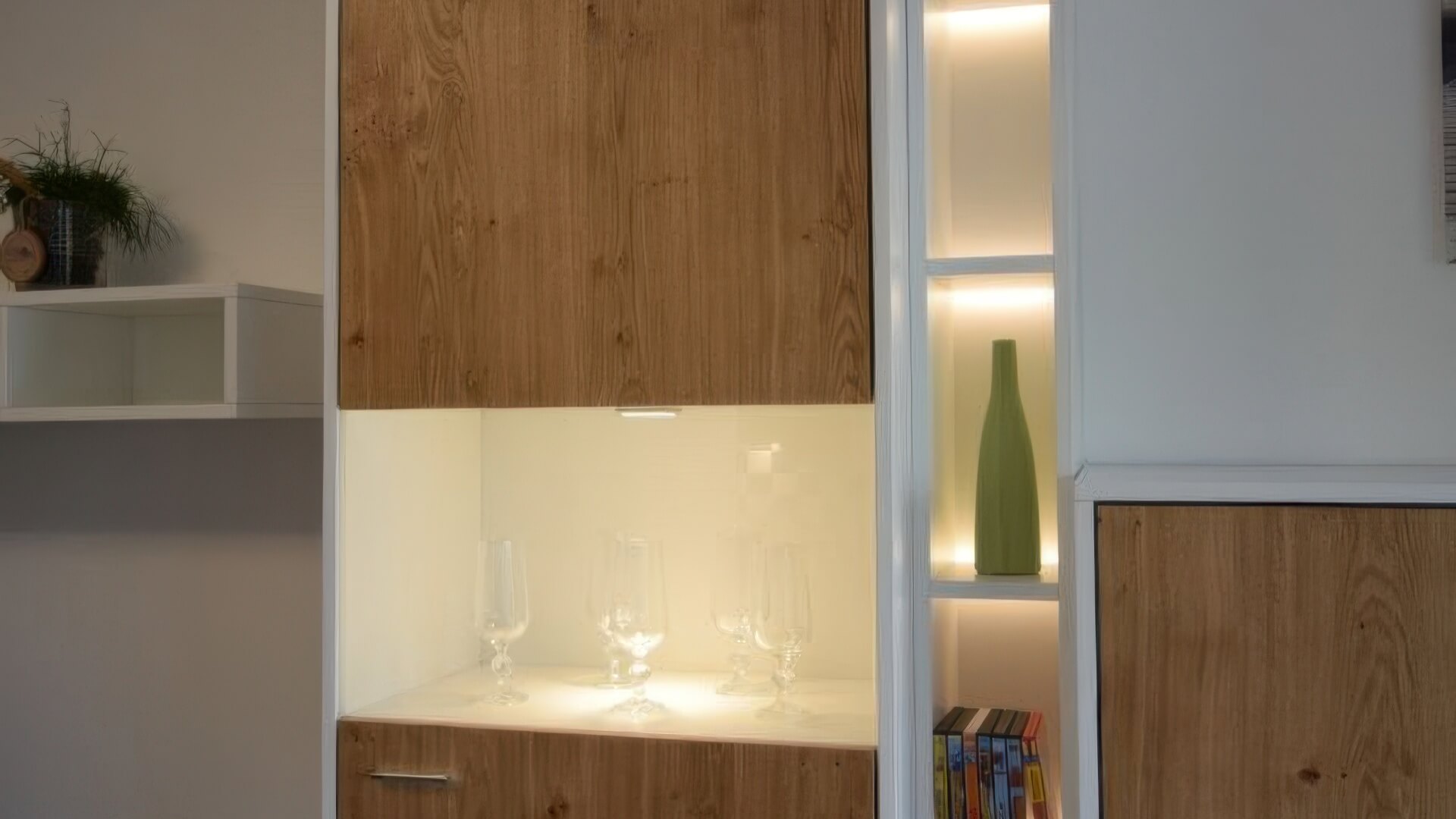Hochschrank mit Glastüren, Schubladen und Eichenfronten, LED-beleuchtet