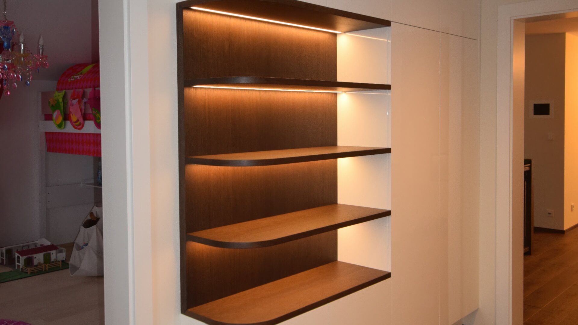 Freischwebendes Regal mit gerundeter Front und LED