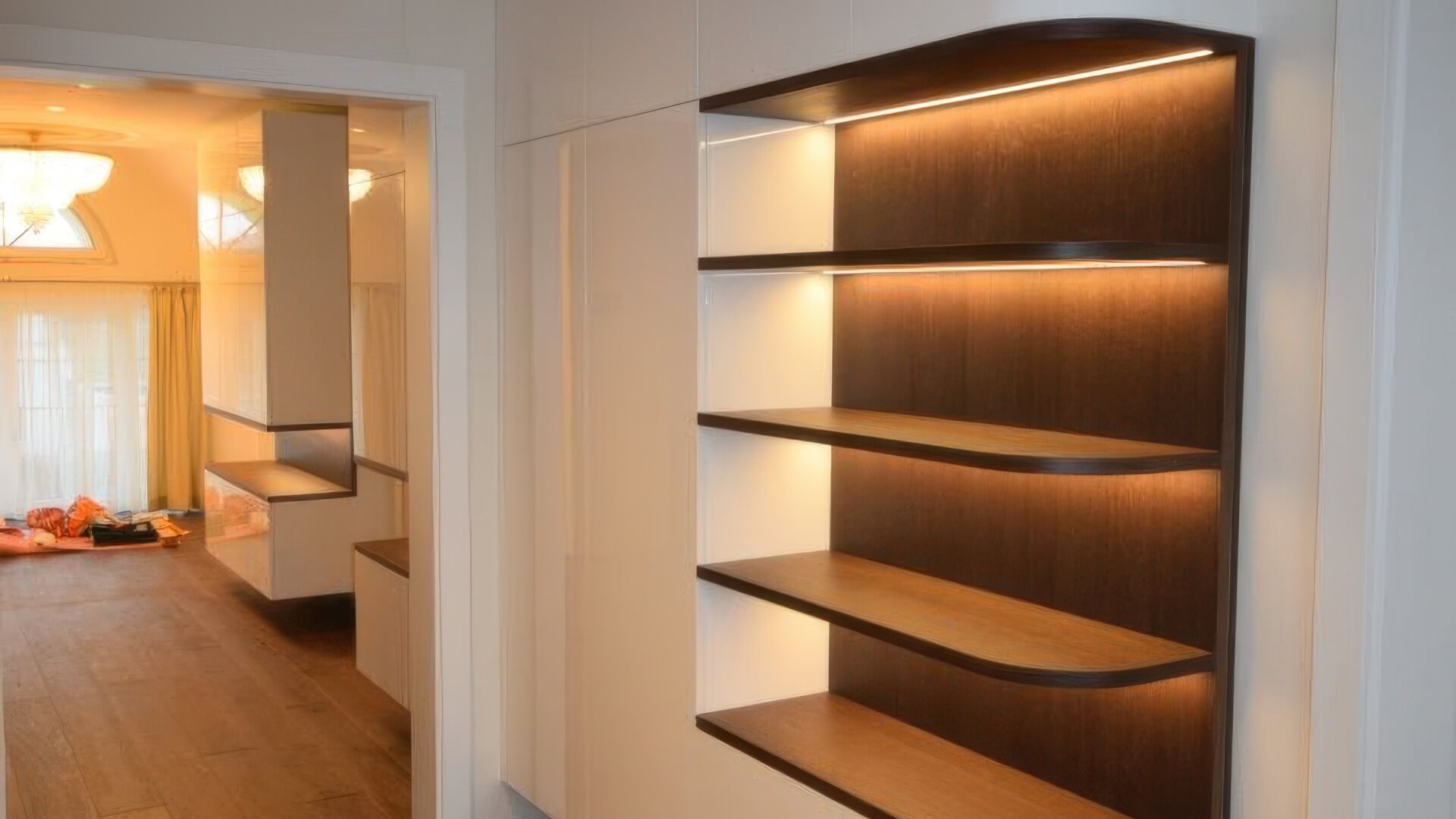 Wandhängender Einbauschrank mit Regalböden aus dunkler Eiche