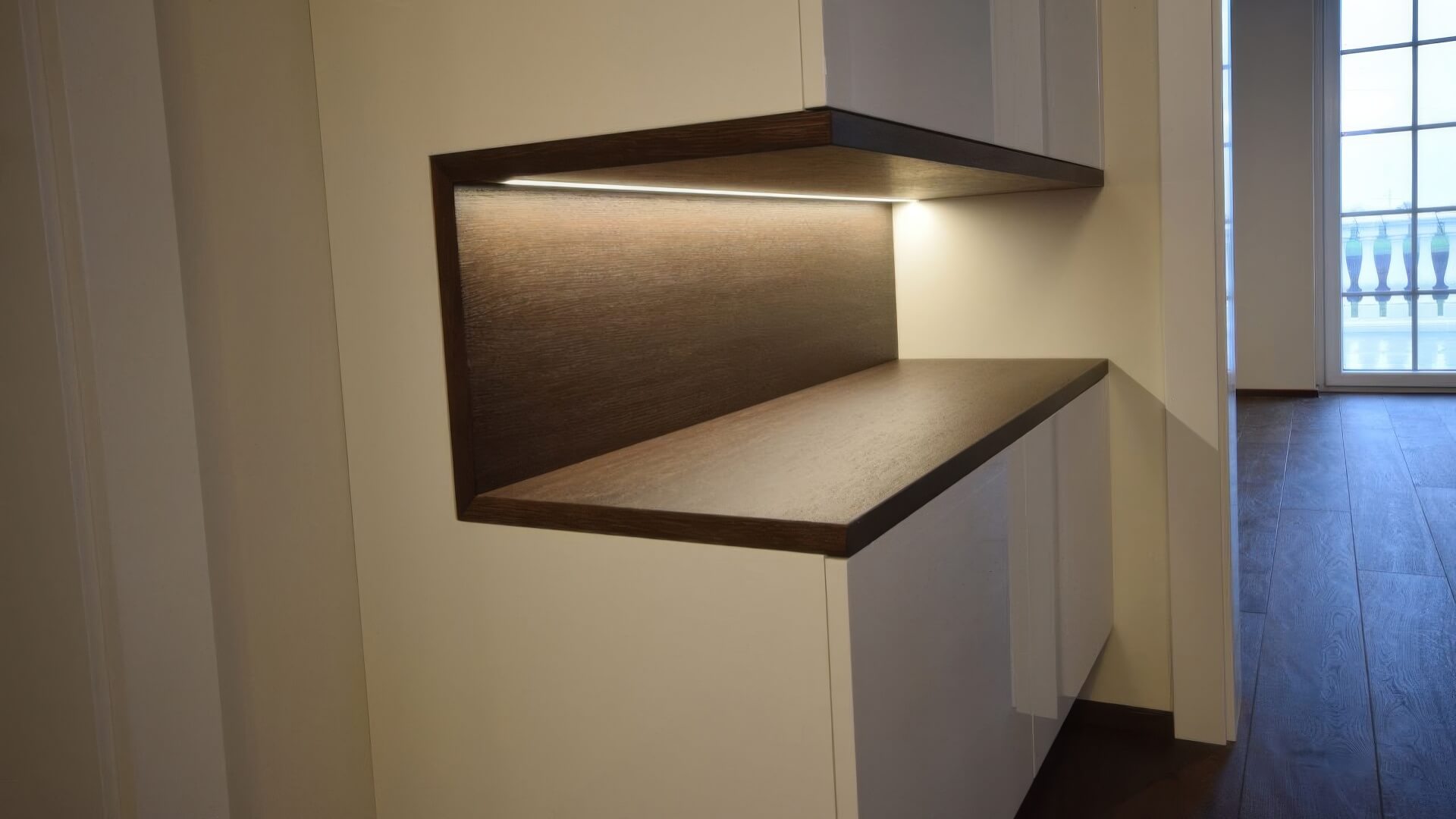 LED-beleuchtetes offenes Wandregal mit weißem Korpus