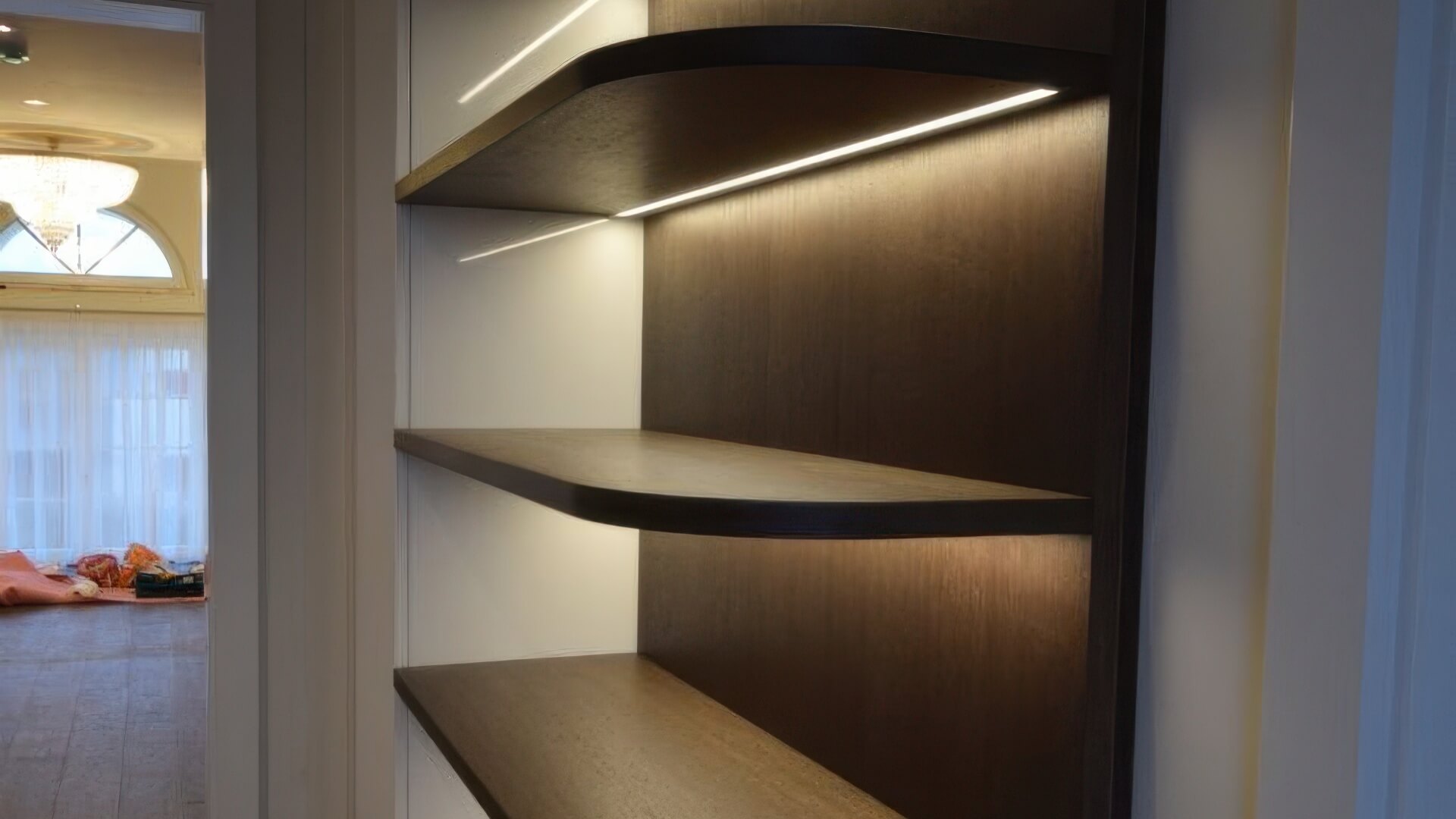 Detailansicht eines Holzregals mit integrierter LED-Leiste