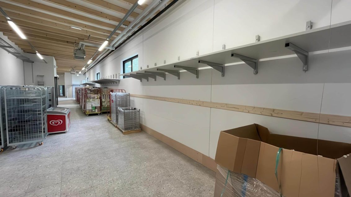 Lagerraum mit Regalvorrüstung und Transportwägen