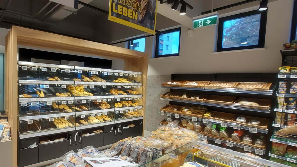 Brotregal mit Lamellenwand und integrierten Entnahmefächern