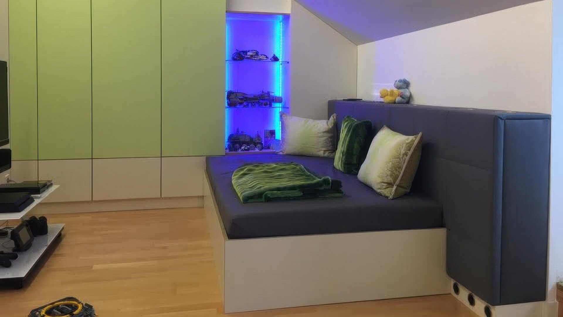 Couchbett mit Tapezierung und grünem Schrankmodul im Kinderzimmer
