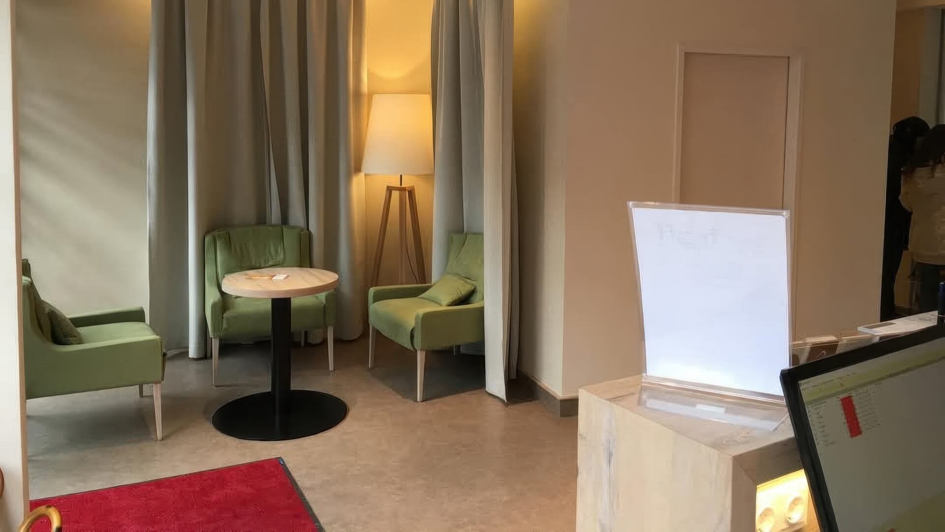 Rückzugsbereich mit Sesseln, Vorhängen und Stehlampe
