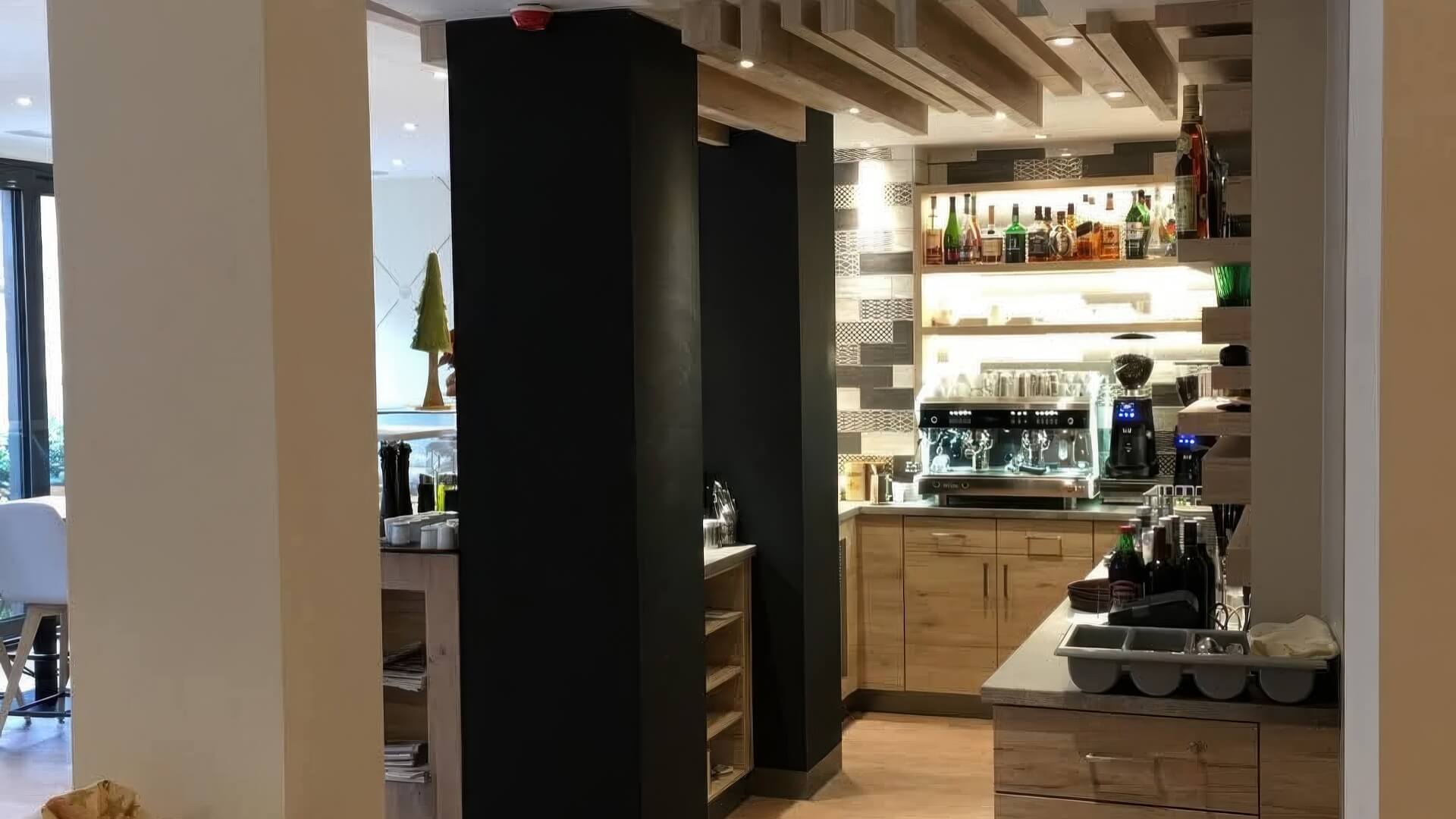 Küchenarbeitsbereich mit Holzverbauten und Kaffeeausstattung