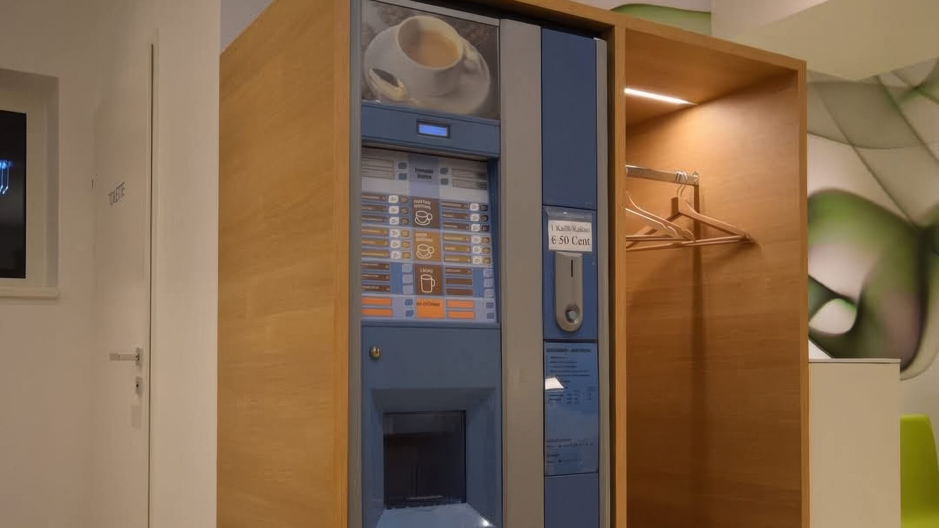 Kaffeeautomat und offene Garderobe in Eichenverkleidung