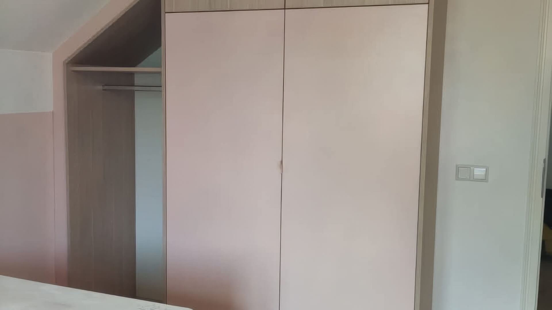 Wandfüllender Stauraum mit Regalen, Schreibtisch und Fensterplatz