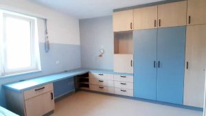 Kinderzimmereinrichtung mit durchgehendem Tisch und Schrankfront in Blau