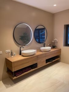 Doppelwaschtisch mit runden LED-Spiegeln und Aufsatzbecken