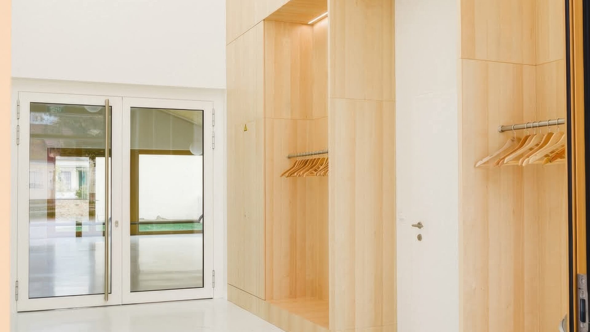 Maßgefertigte Garderobe mit LED-Beleuchtung in hellem Holz