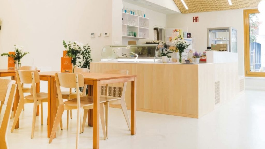 Cafétheke mit integrierter Kühlvitrine und Holzdekor