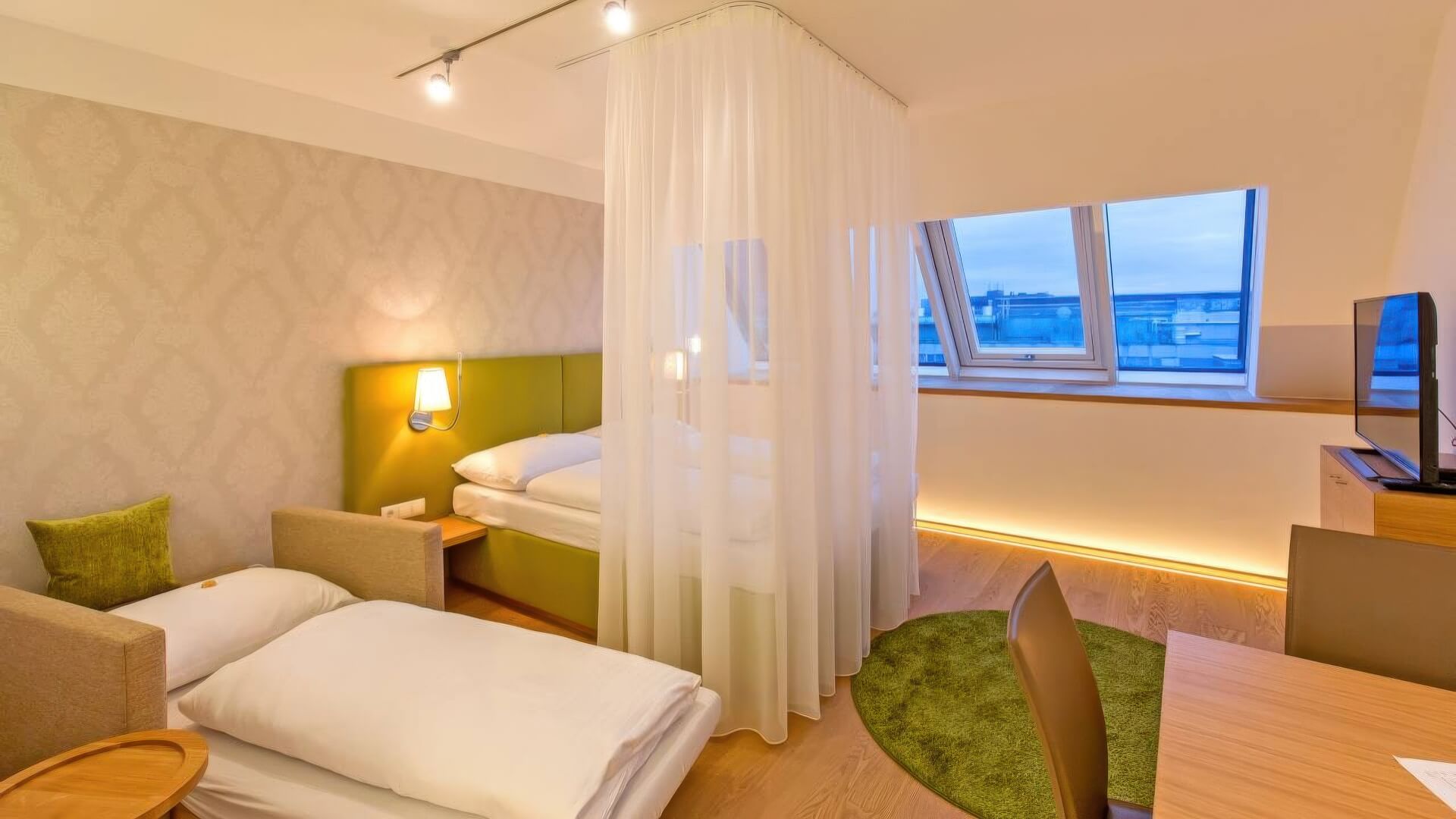 Hotelzimmer mit Tageslichtbad und textilem Vorhang
