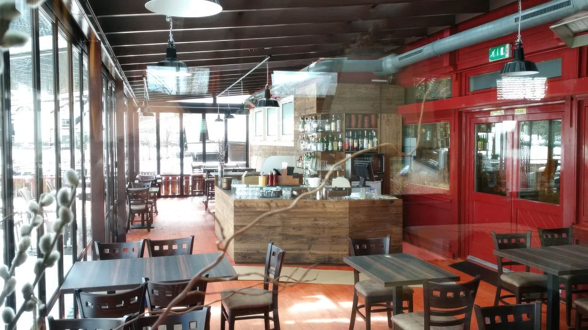 Innenraum mit Thekenbereich und Sitzmöbeln in Café-Restaurant