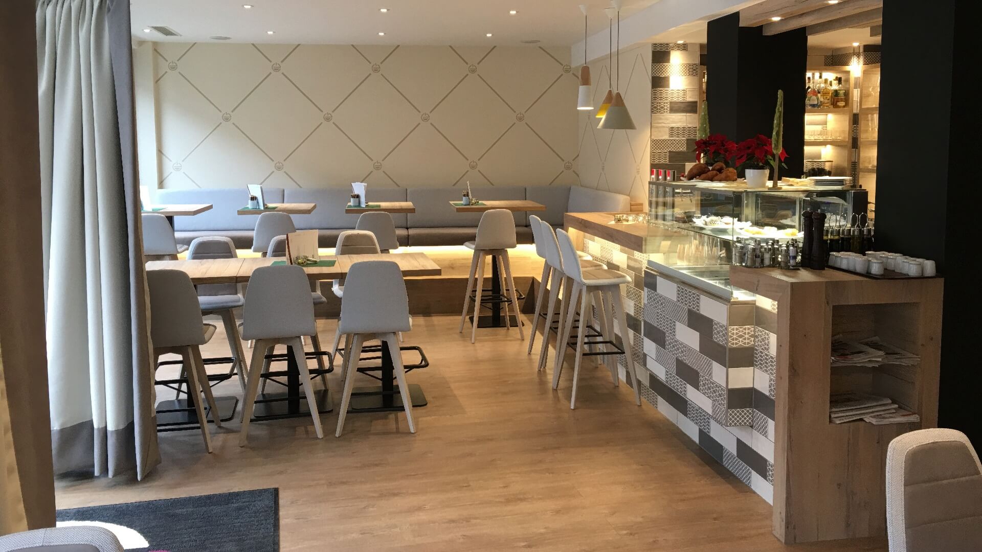 Detaillierte Ansicht des Barbereichs mit Fliesenfront und Regalen