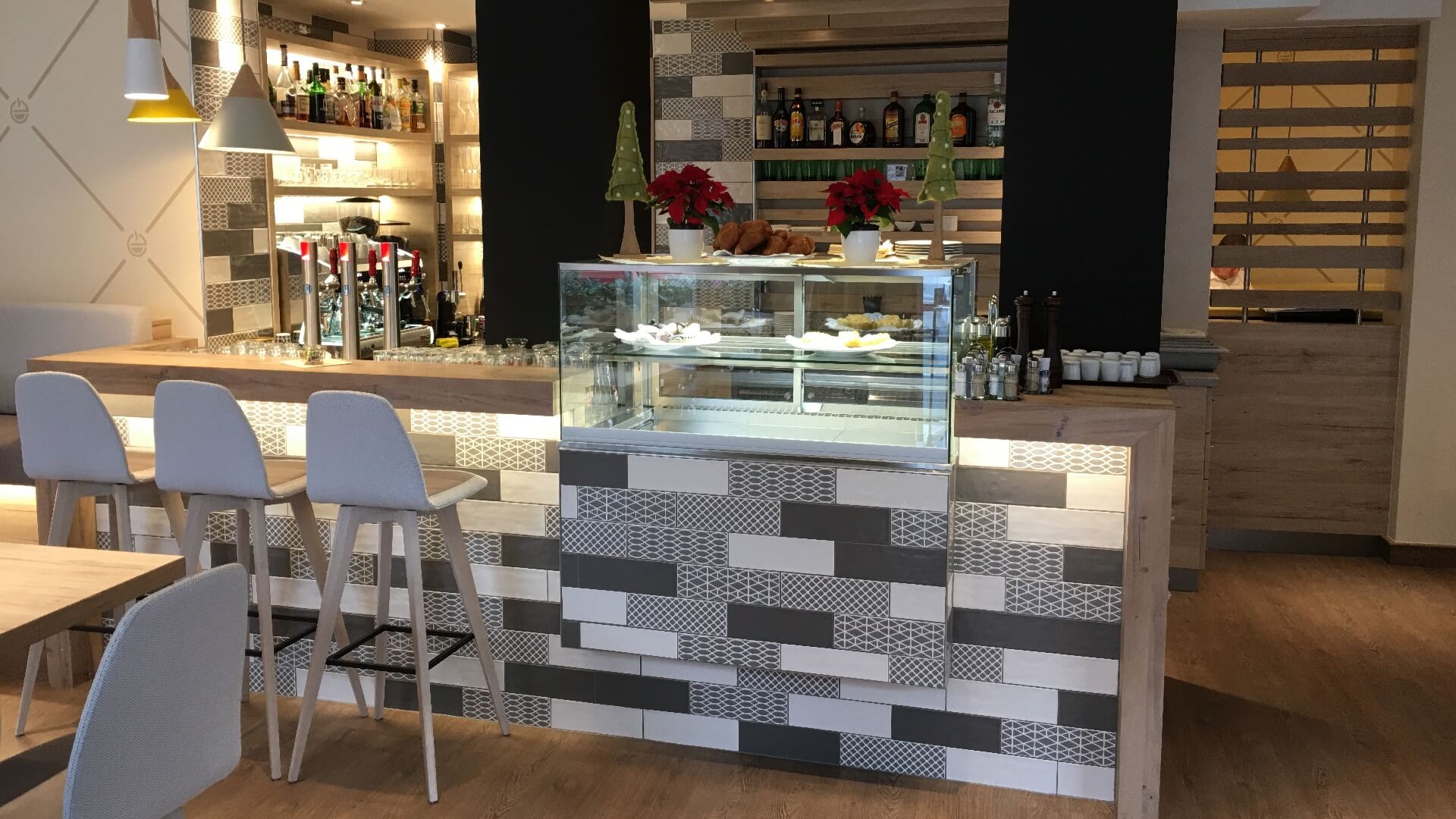 Übersicht über die Restauranttheke mit Vitrine und Barhockern