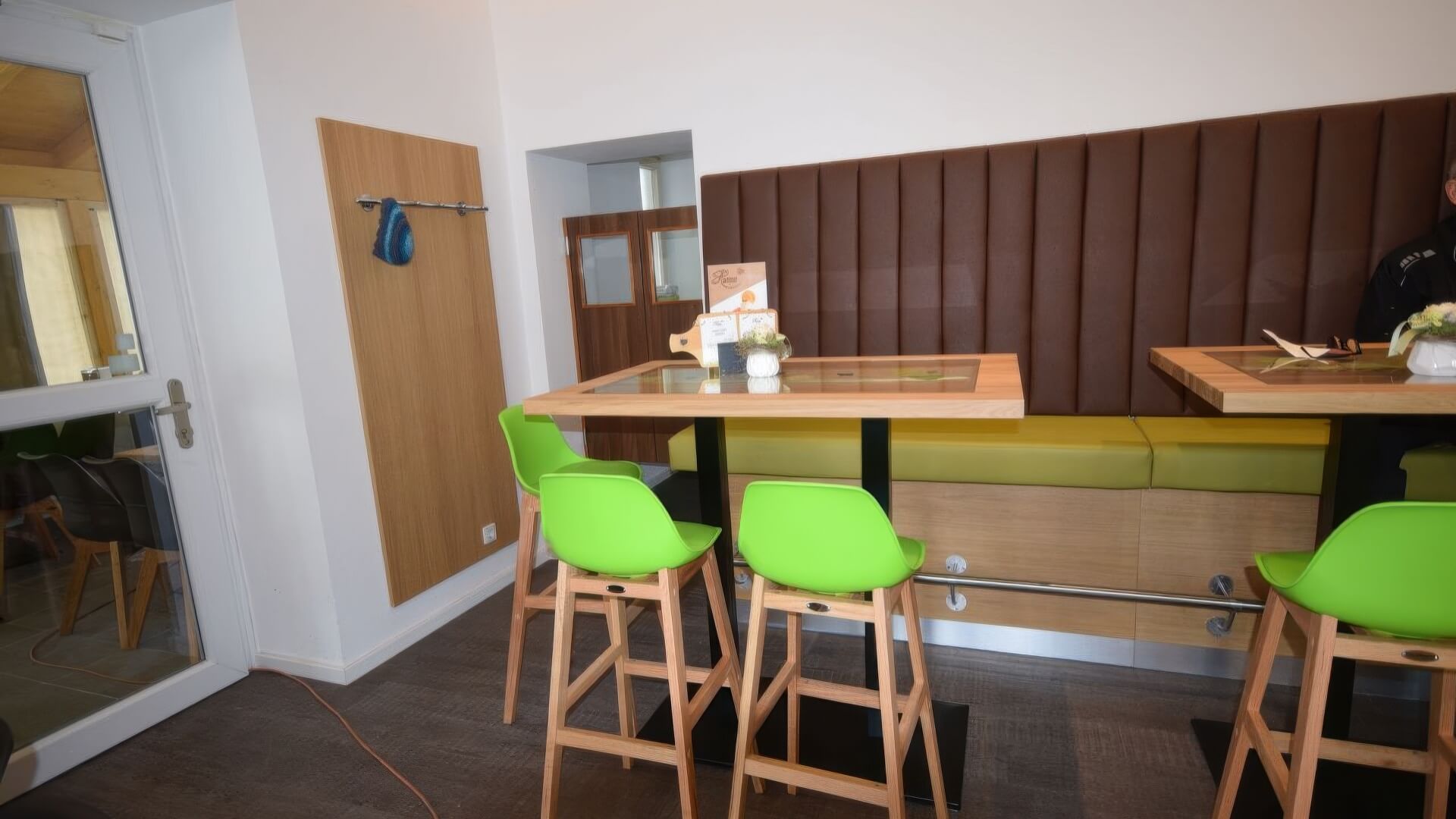 Hochtisch mit grünen Barhockern und Bankverkleidung in Eiche und Polster