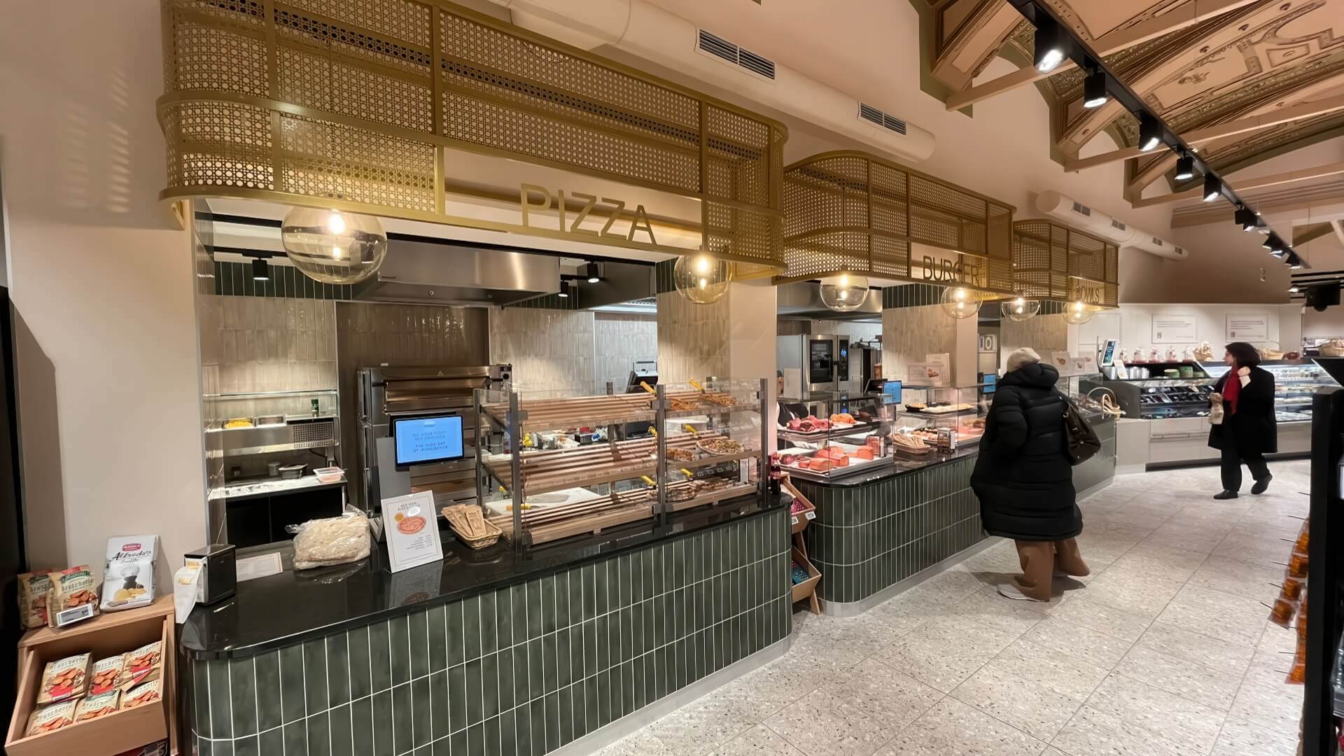 Gastronomietheke mit Glasaufsatz und hinterleuchteter Warenpräsentation