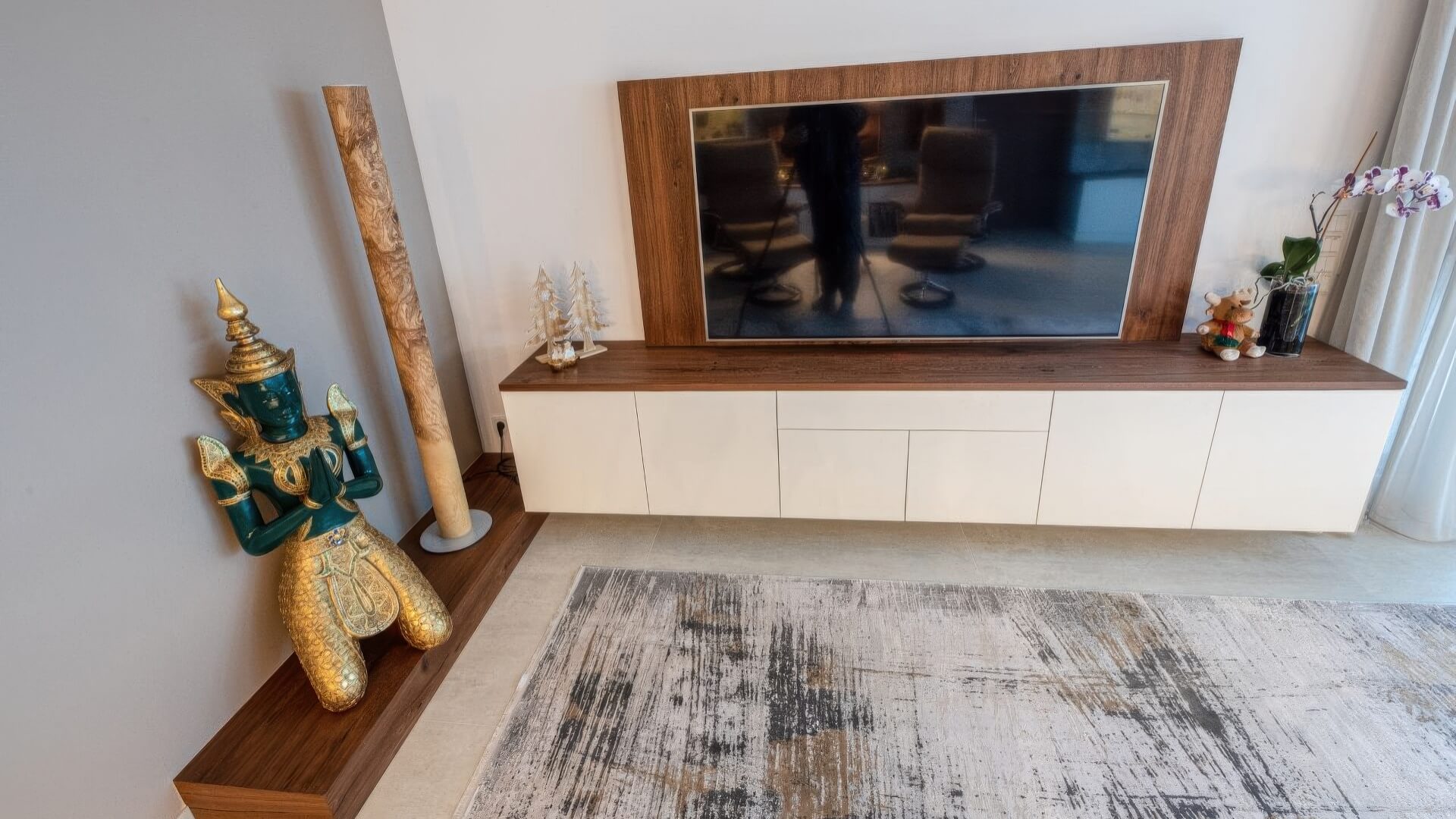 TV-Schrank mit asymmetrischem Rahmen und Dekor in Crack-Eiche