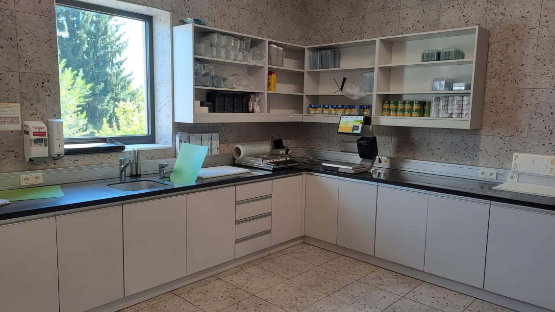 Arbeitszeile mit Küchentechnik, Spüle und Stauraum in modernem Design