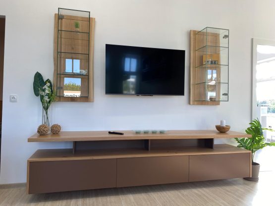 Wohnwand mit Eichenholzplatte, Glasvitrinen und TV in moderner Raumgestaltung