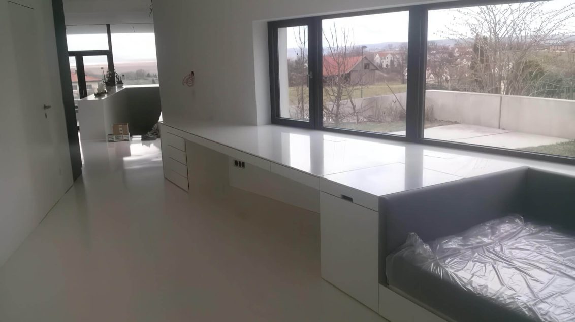 Arbeitsfläche über Eck mit integrierten Stauraumelementen