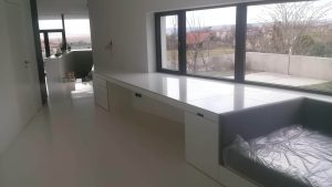 Arbeitsfläche über Eck mit integrierten Stauraumelementen