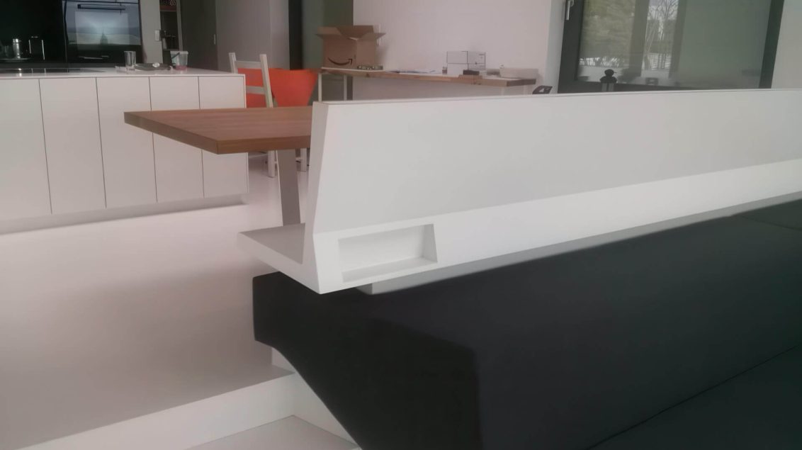 Rückseitige Ansicht der Sitzbank mit Küchentisch aus Eiche massiv