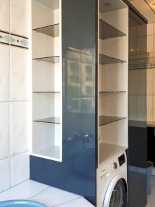 Hochschrank mit offenen Regalfächern und Waschmaschine integriert