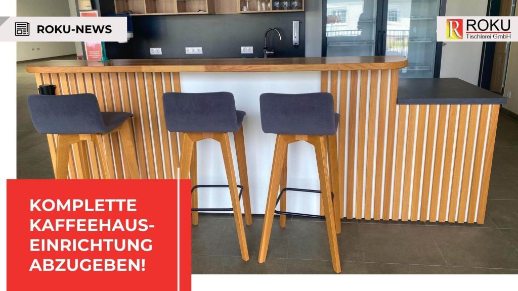 Barbereich einer fast neuen Kaffeehaus-Einrichtung mit Holztresen und Barhockern