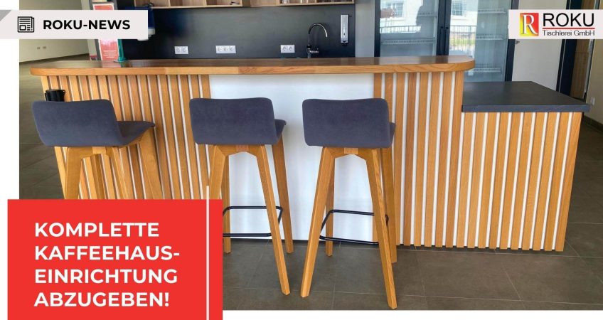 Barbereich einer fast neuen Kaffeehaus-Einrichtung mit Holztresen und Barhockern