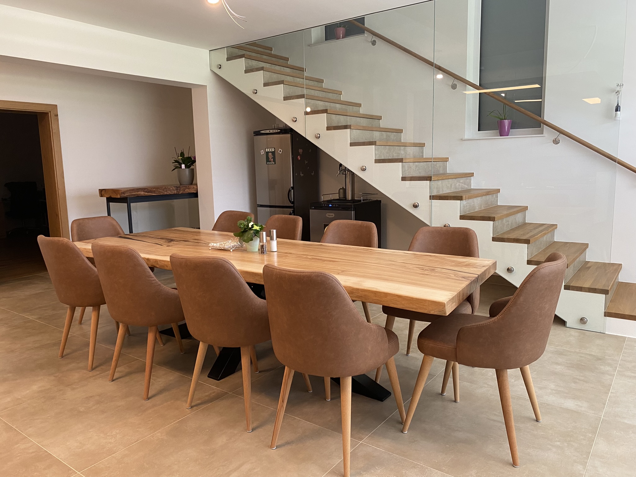 Individuell gefertigter Essbereich mit Holztisch und StiegenlösungG_3968 Moderner Essbereich mit massivem Holztisch, gepolsterten Stühlen und offener Holzstiege mit Glasgeländer
