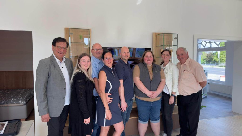 Team der ROKU Tischlerei GmbH bei der Hausmesse 2025 im Schauraum in Rohrbach