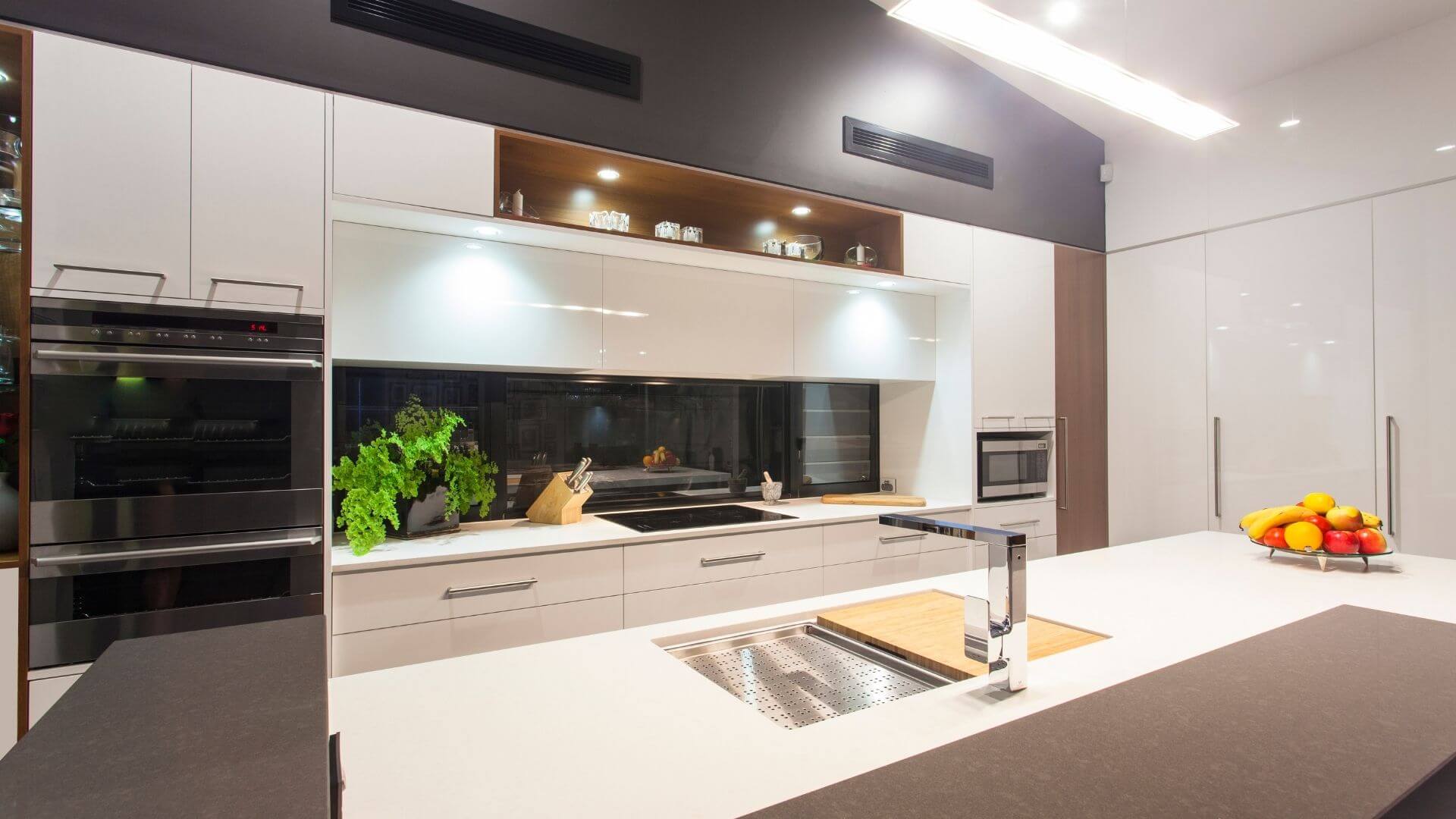 Durchdachtes Lichtkonzept – funktionale Beleuchtung kombiniert mit stilvollen Akzenten.