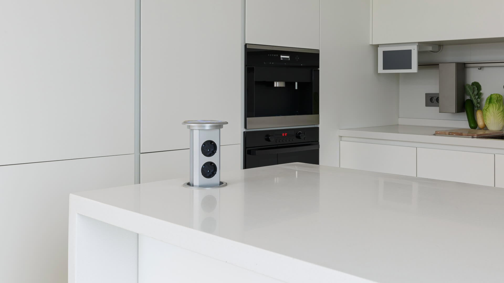 In Arbeitsfläche integrierte Steckdosen – durchdachte Stromversorgung in moderner Küche.